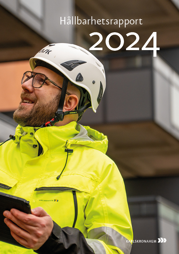 Framsidan på hållbarhetsrapporten 2024, bild på man i varselkläder i ett bostadsområde. 