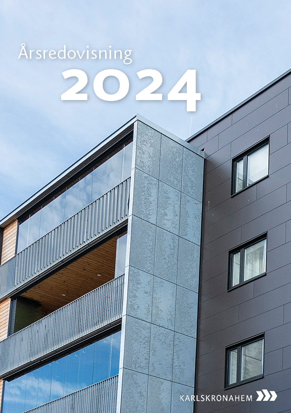 Framsidan på årsredovisningen, fasadbild på en av Karlskronahems fastigheter. 