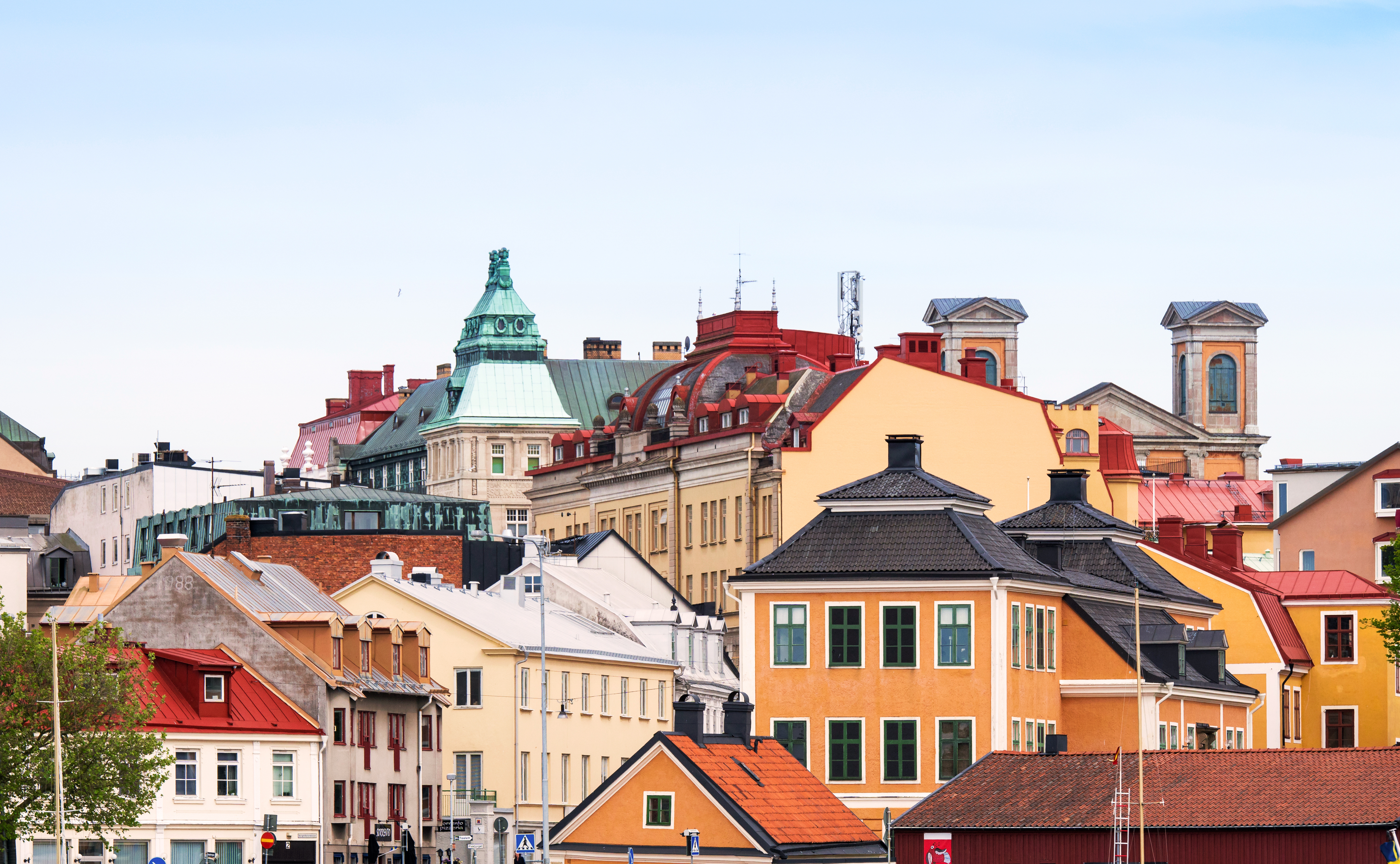 Färgglada hus och äldre byggnader i centrala Karlskrona sedda från vattnet.